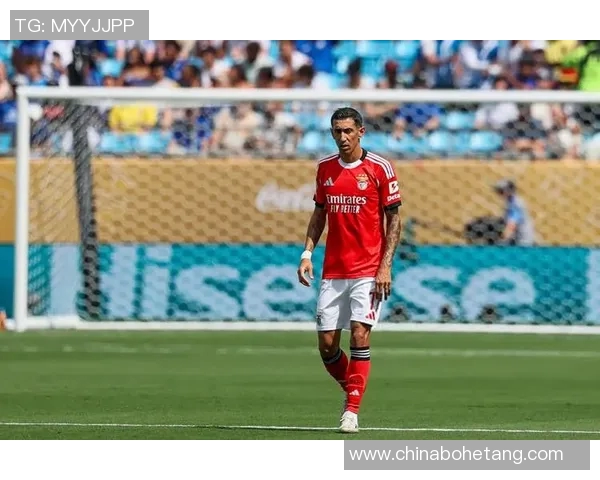 足球明星儿子因父亲比赛失利泪洒赛场感人瞬间曝光